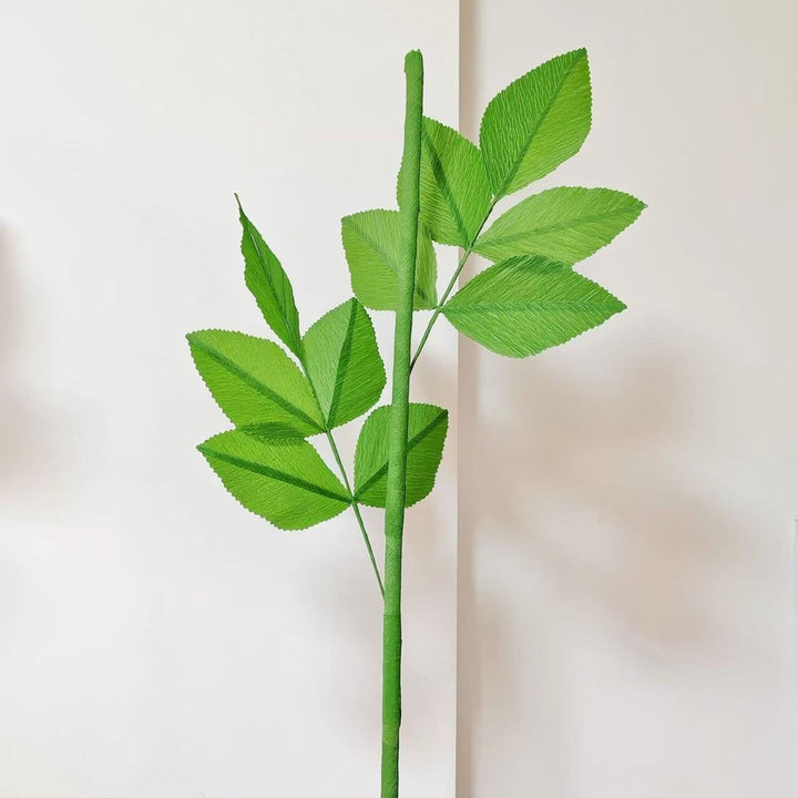 Elegante Dekorative Papierrosen Arrangement