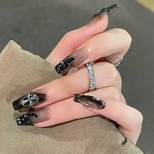 Glamouröse Kunstfingernägel mit Herz-Design und Glitzernden Akzenten Karnz