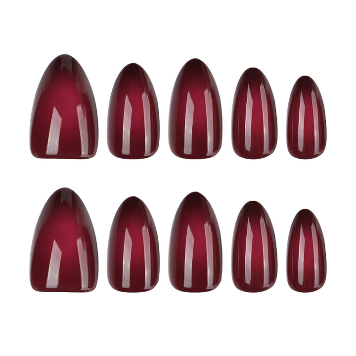 Elegante Stiletto-Nägel mit sanftem Farbverlauf Karnz