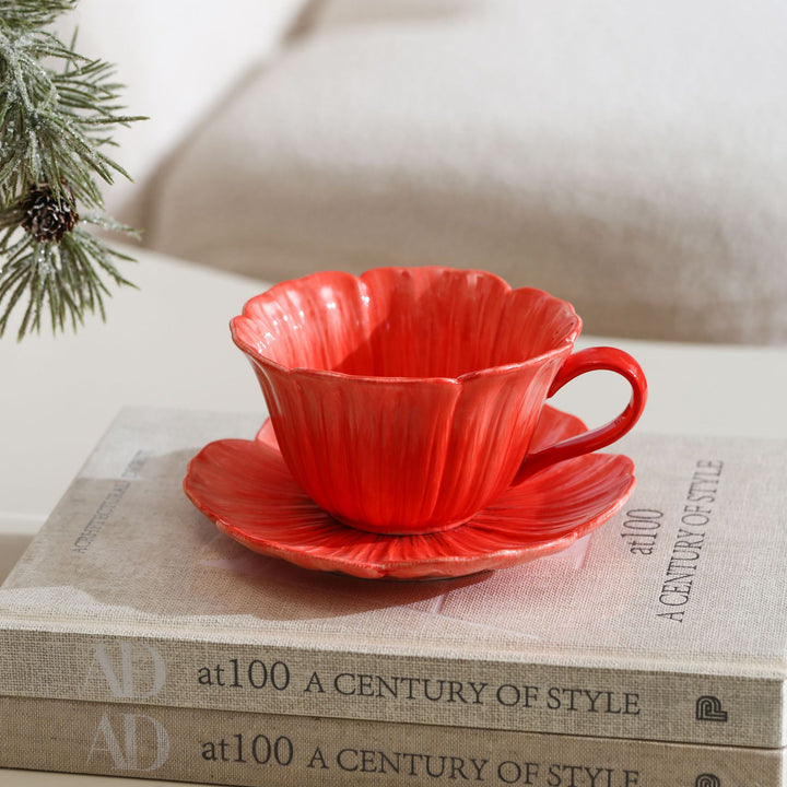 Keramiktasse mit Untertasse in Blütenform