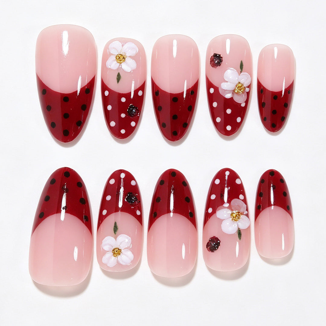 Elegantes florales Nageldesign Karnz