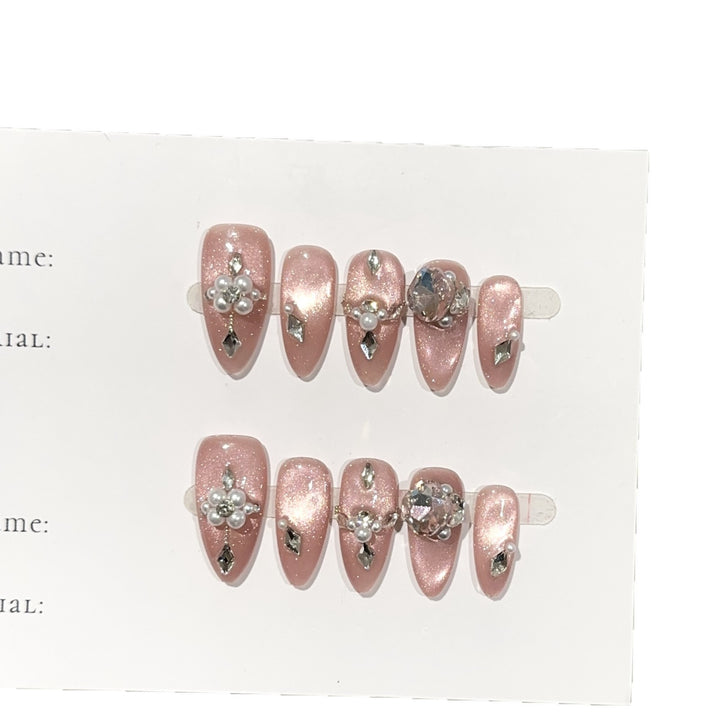 Glamouröses Press-On Nagelkunstset mit Perlen- und Steinelementen