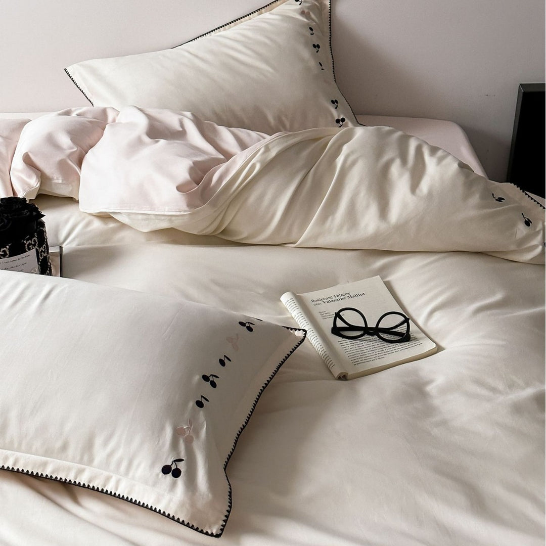 Luxuriöses Baumwollsatin-Bettwäsche-Set mit dezent bestickten Kirschen