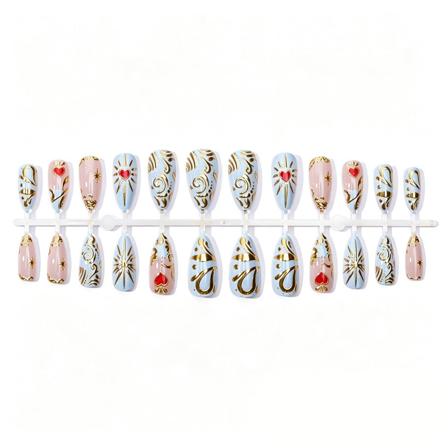 Kunstnagelset mit filigranen goldenen Akzenten und romantischen Herzmotiven Karnz