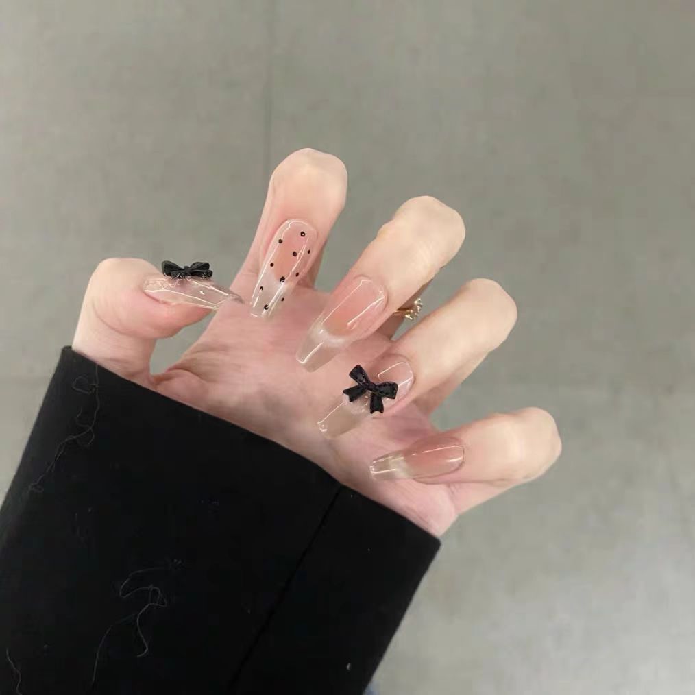 Kunstvolle Kunstnägel mit Eleganten Schleifenmotiven Karnz