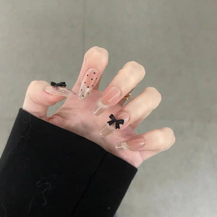 Kunstvolle Kunstnägel mit Eleganten Schleifenmotiven Karnz
