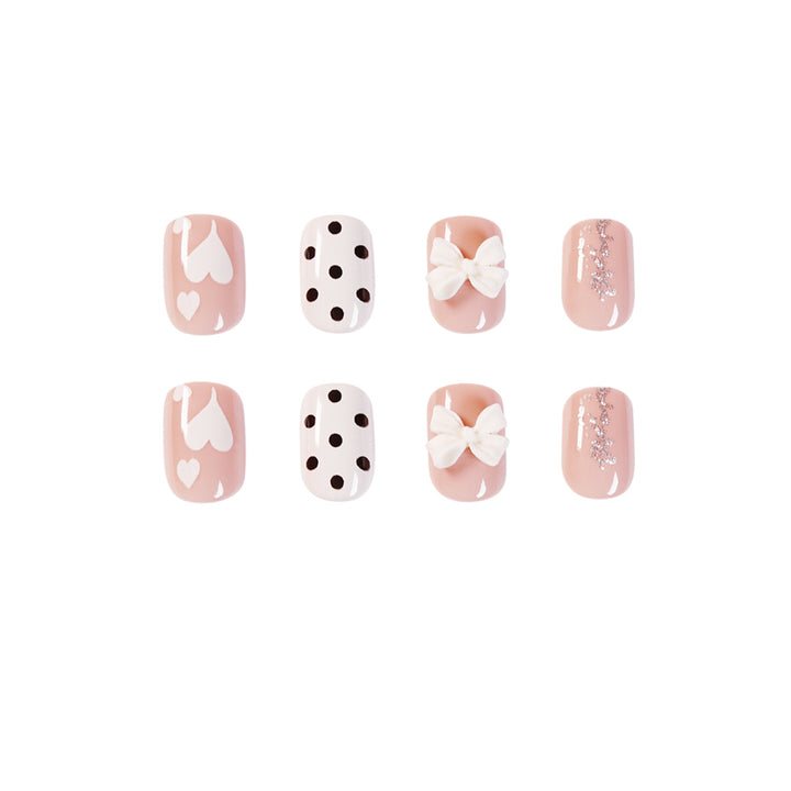 Kunstvolle Nagelkunst mit zarten Blüten- und Herzmotiven Karnz