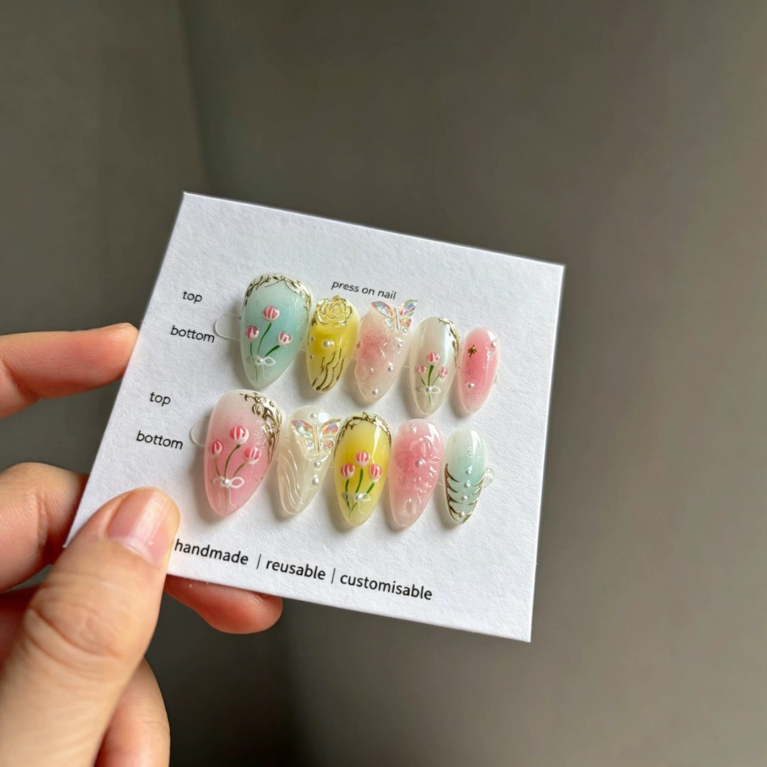 Künstlerisches Floral Press-On Nageldesign