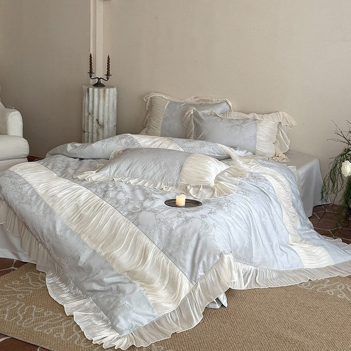 Luxus-Satin-Bettgarnitur im Vintage‑Stil mit plissiertem Volant und Zierkissen