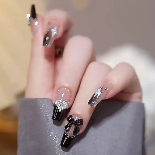 Kunstnagelset mit glamourösen 3D-Verzierungen und edlen Akzenten Karnz