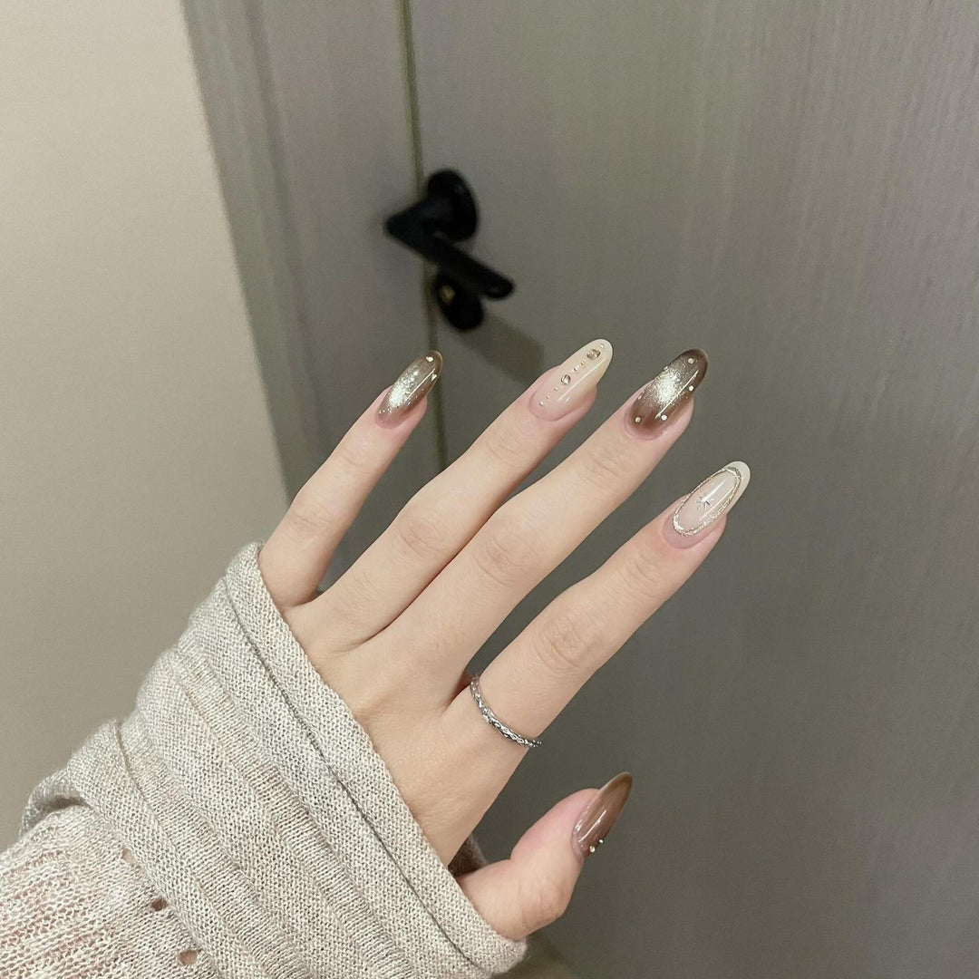 Kunstnägel mit Glitzer- und Sternendesign Karnz