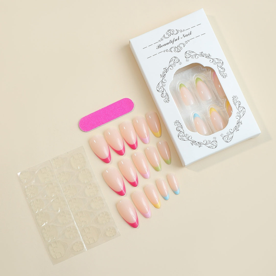 Kunstnagelset mit stilvollen Farbverlauf und eleganten Spitzen Karnz