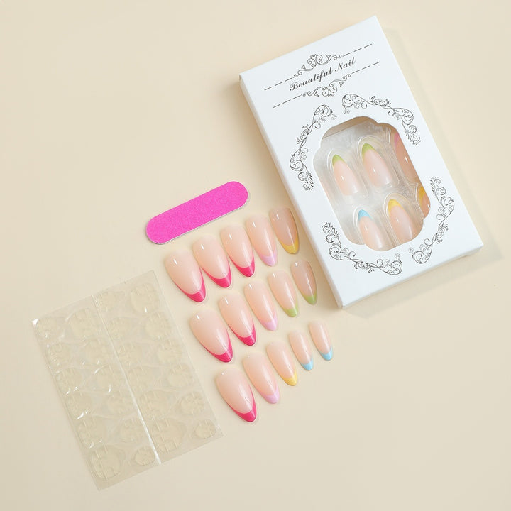Kunstnagelset mit stilvollen Farbverlauf und eleganten Spitzen Karnz