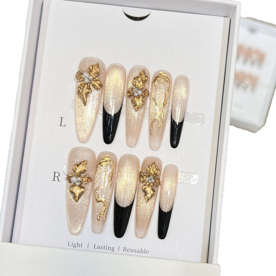 Dekoratives Press-On Nagelkunst-Set mit goldenen Akzenten
