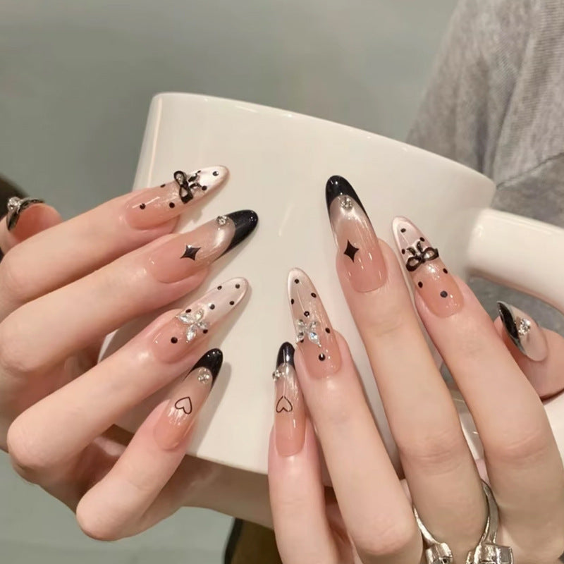 Kunstnagelset mit elegantem Schwarz-Weiß-Design und funkelnden Applikationen Karnz