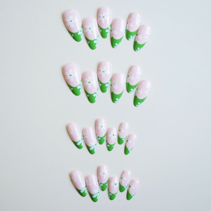 Künstlerische Press-On Nagelkunst mit floralen Designs