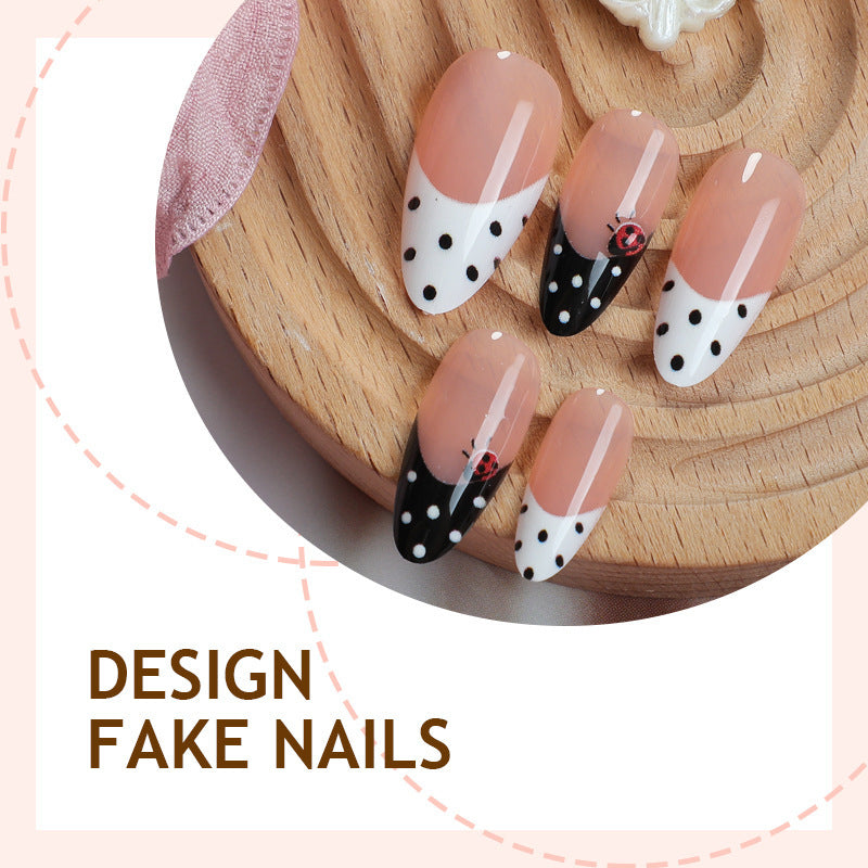 Kunstnagelset mit polka-nervigen Akzenten und funkelnden Details Karnz