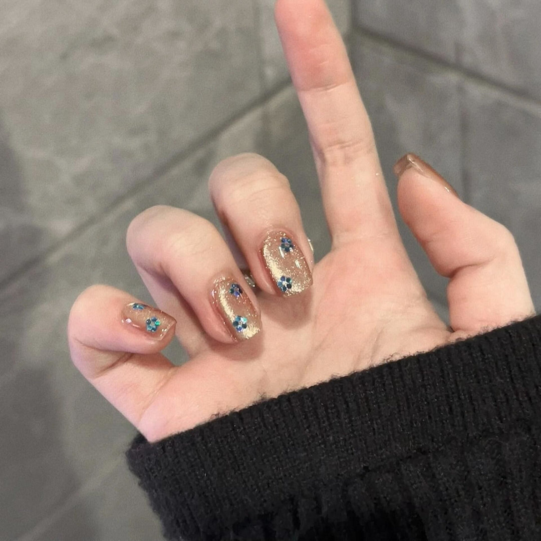 Glitzernde Kunstnägel mit Floralem Design Karnz