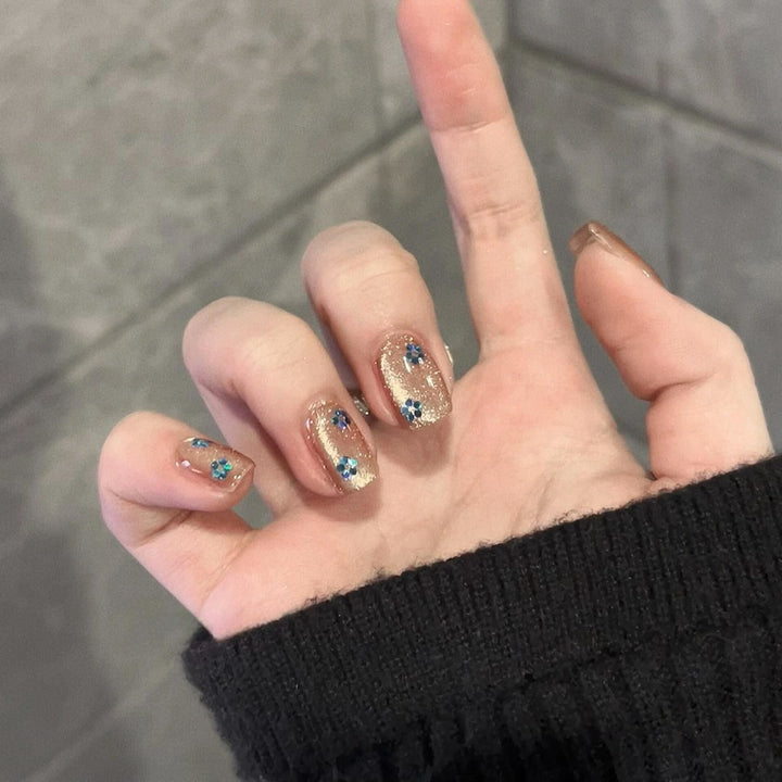 Glitzernde Kunstnägel mit Floralem Design Karnz