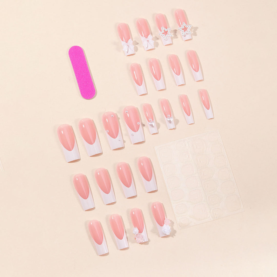 Kunstnagelset mit floralen 3D-Verzierungen und eleganten Details Karnz