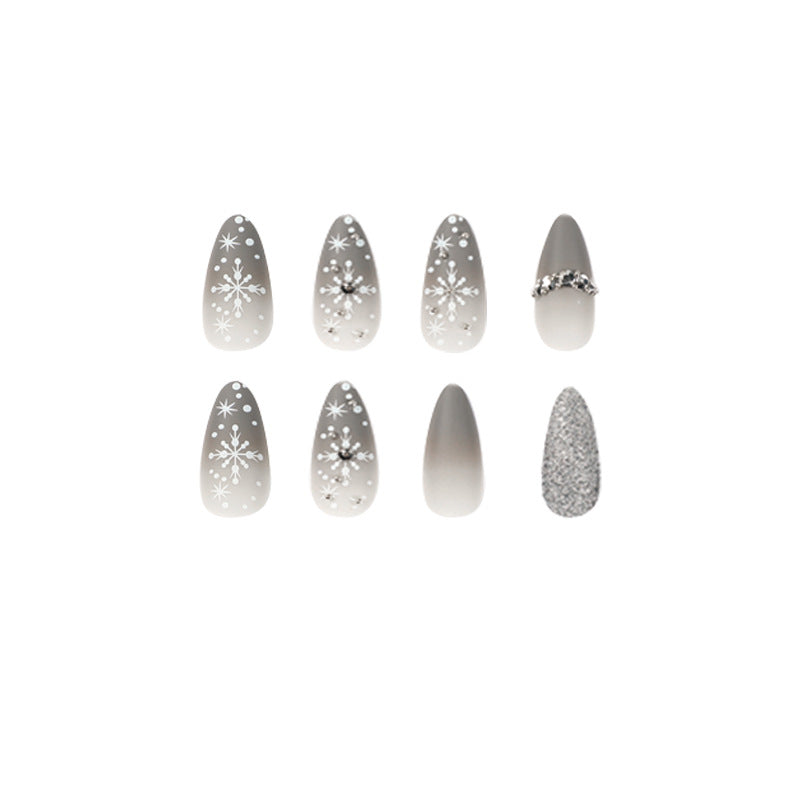 Glamouröse Nagelkunst mit Schneeflocken-Design Karnz