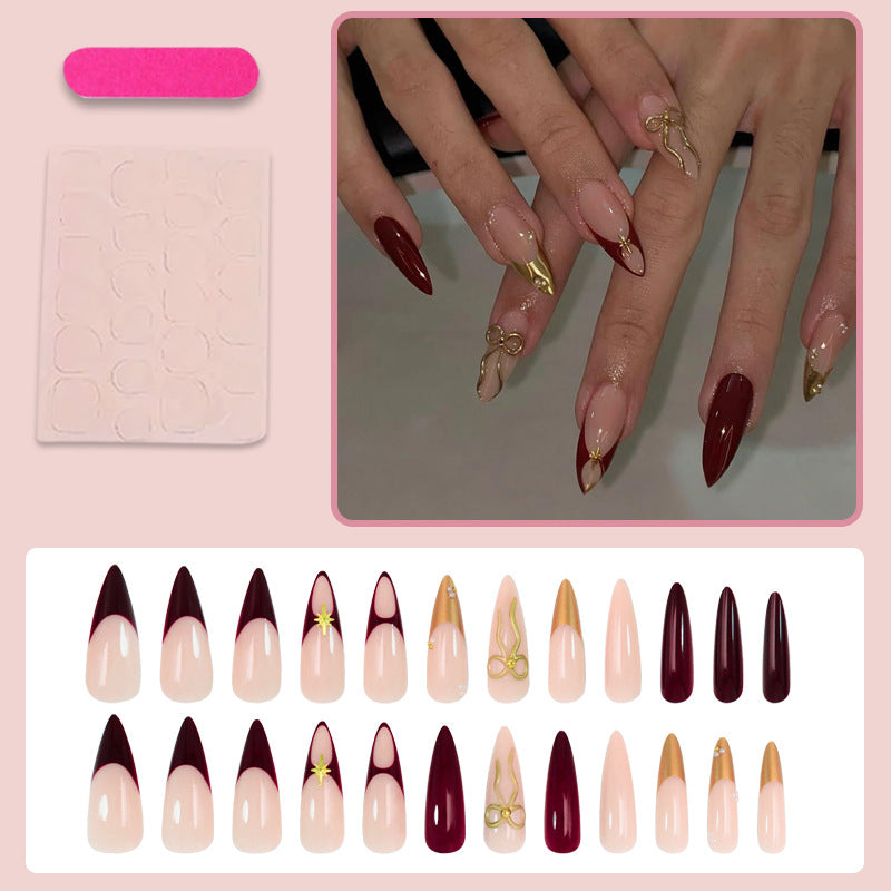 Kunstnagelset mit glamourösen Goldakzenten und eleganten Spitzen Karnz