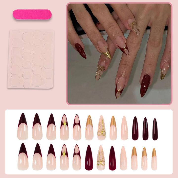 Kunstnagelset mit glamourösen Goldakzenten und eleganten Spitzen Karnz