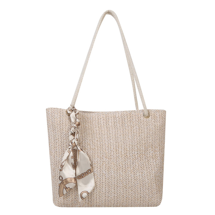 Geflochtene Strohtasche mit dekorativem Schal