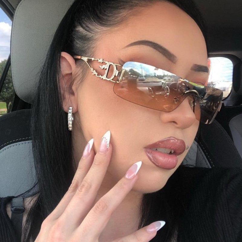 Damen futuristische Sonnenbrille mit hochmodernen Metallakzenten Karnz