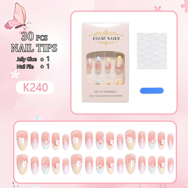 Kunstnagelset mit detailreichen floralen Designs und Glanzakzenten Karnz