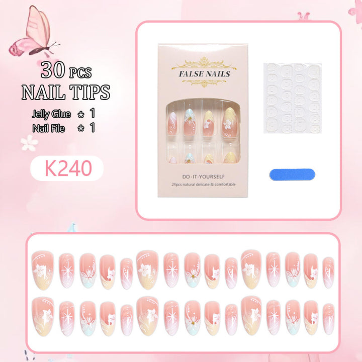 Kunstnagelset mit detailreichen floralen Designs und Glanzakzenten Karnz