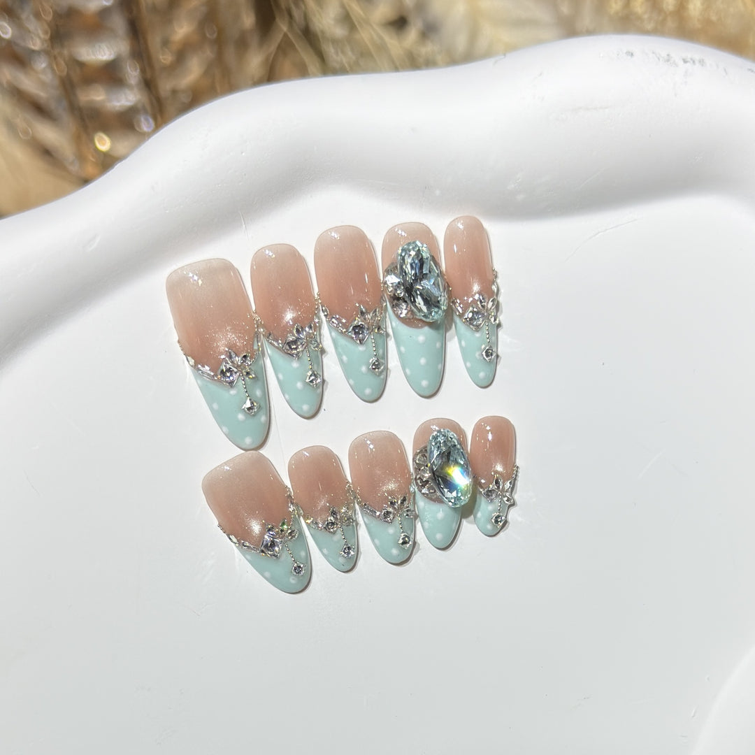 Elegantes dekoratives Press-On-Nagelset mit Edelsteinakzenten Karnz