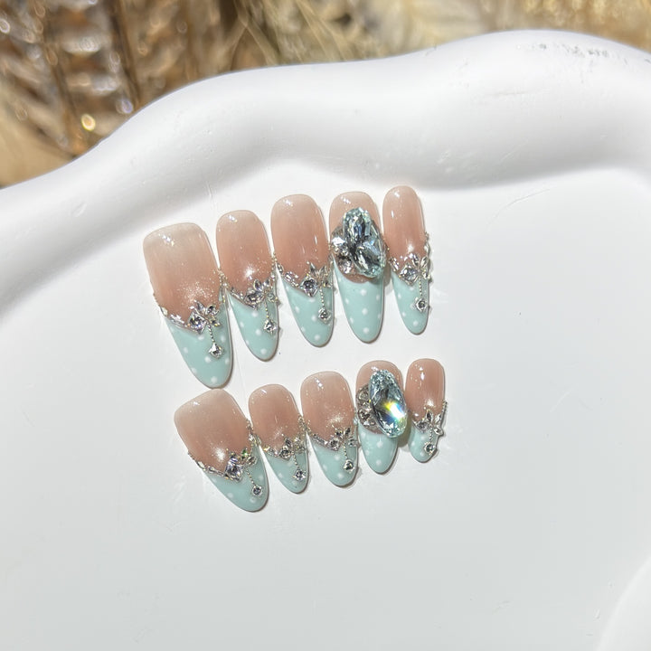 Elegantes dekoratives Press-On-Nagelset mit Edelsteinakzenten Karnz