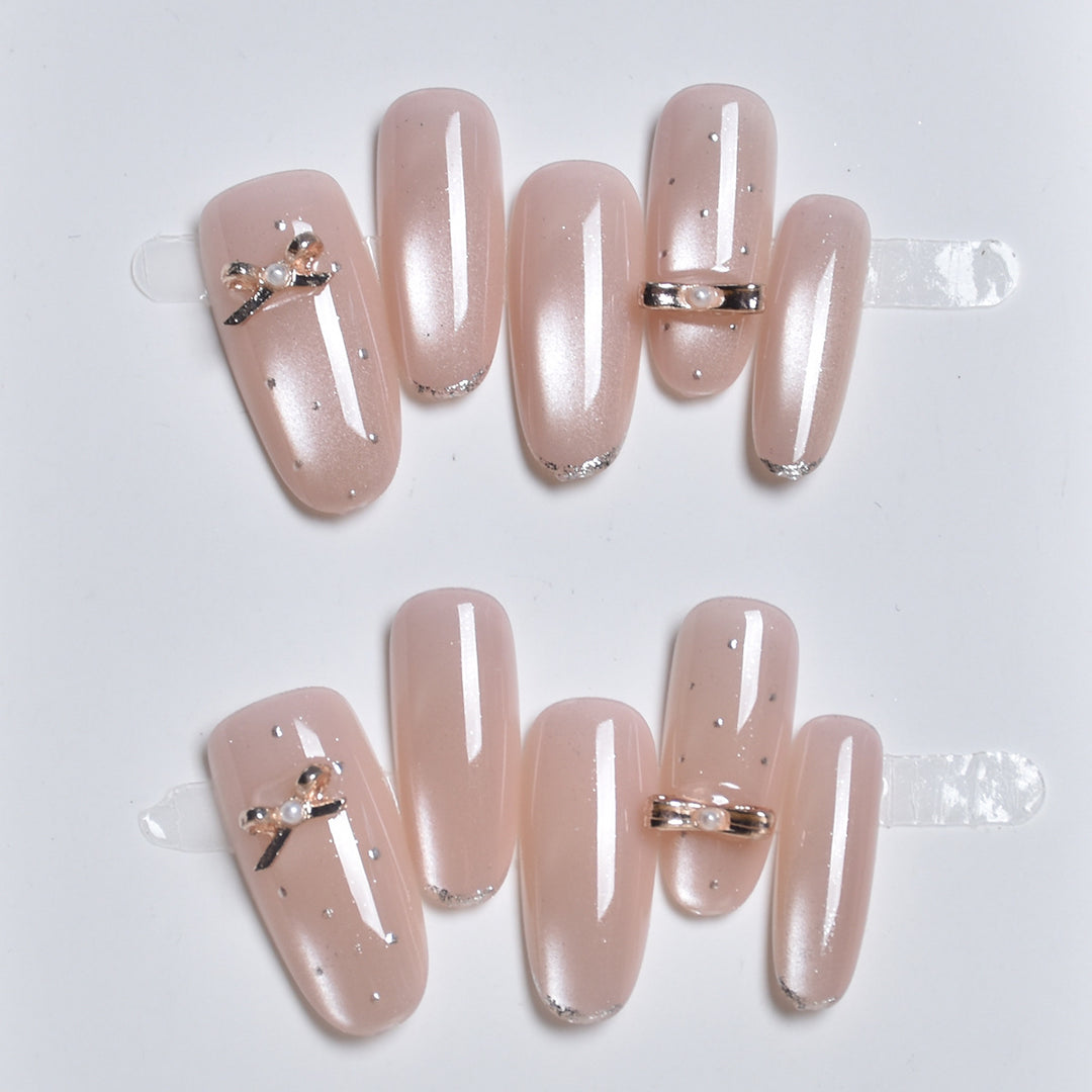 Elegantes Press-On Nagelkunst-Set mit dekorativen Akzenten Karnz