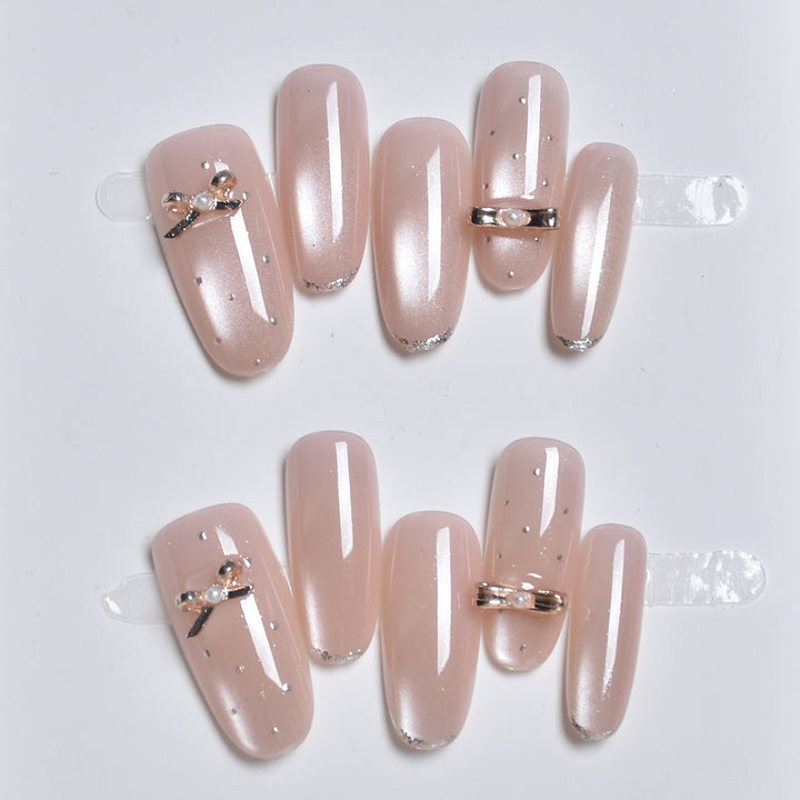 Elegantes Press-On Nagelkunst-Set mit dekorativen Akzenten Karnz