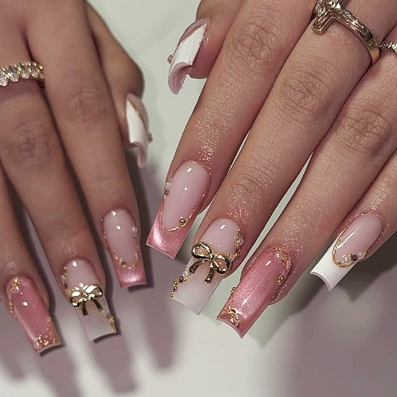 Dekorativer Press-On-Nagelset mit glamourösen Akzenten Karnz