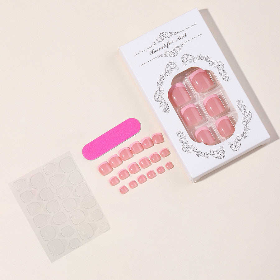 Fußnagelkunstset mit elegantem French-Design und Glitzerakzenten Karnz