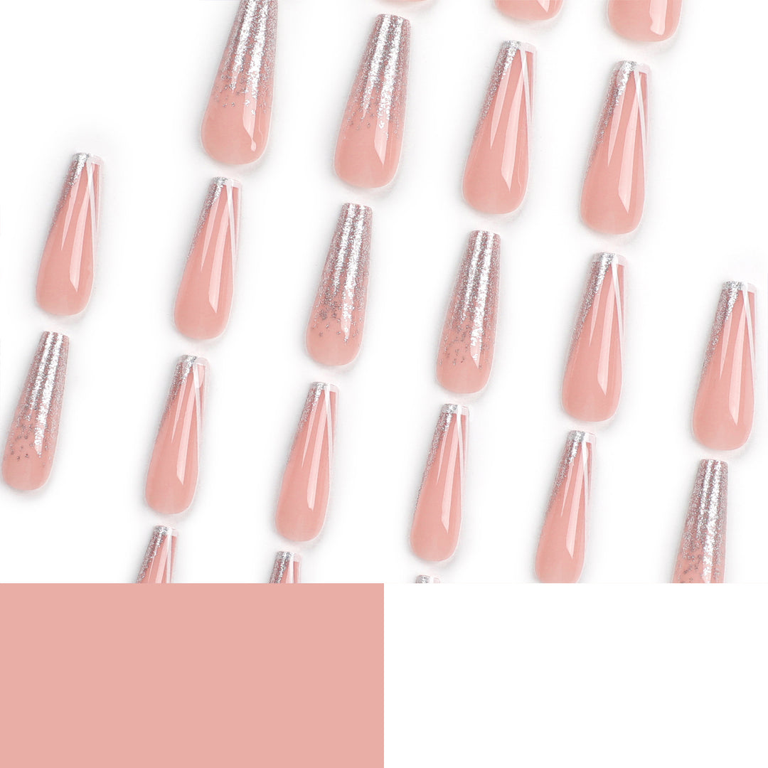 Kunstvolle Stiletto-Nägel mit Glitzer- und French-Spitze Karnz