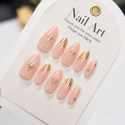 Elegante von Sternen akzentuierte Press-On Nagelkunst