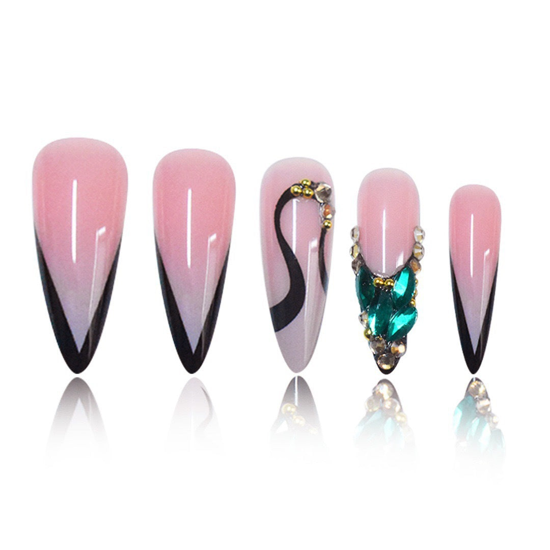 Elegante Stiletto-Nagelverzierungen mit Schmuckakzenten Karnz