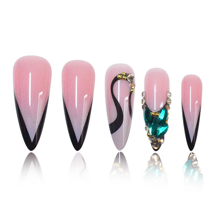 Elegante Stiletto-Nagelverzierungen mit Schmuckakzenten Karnz