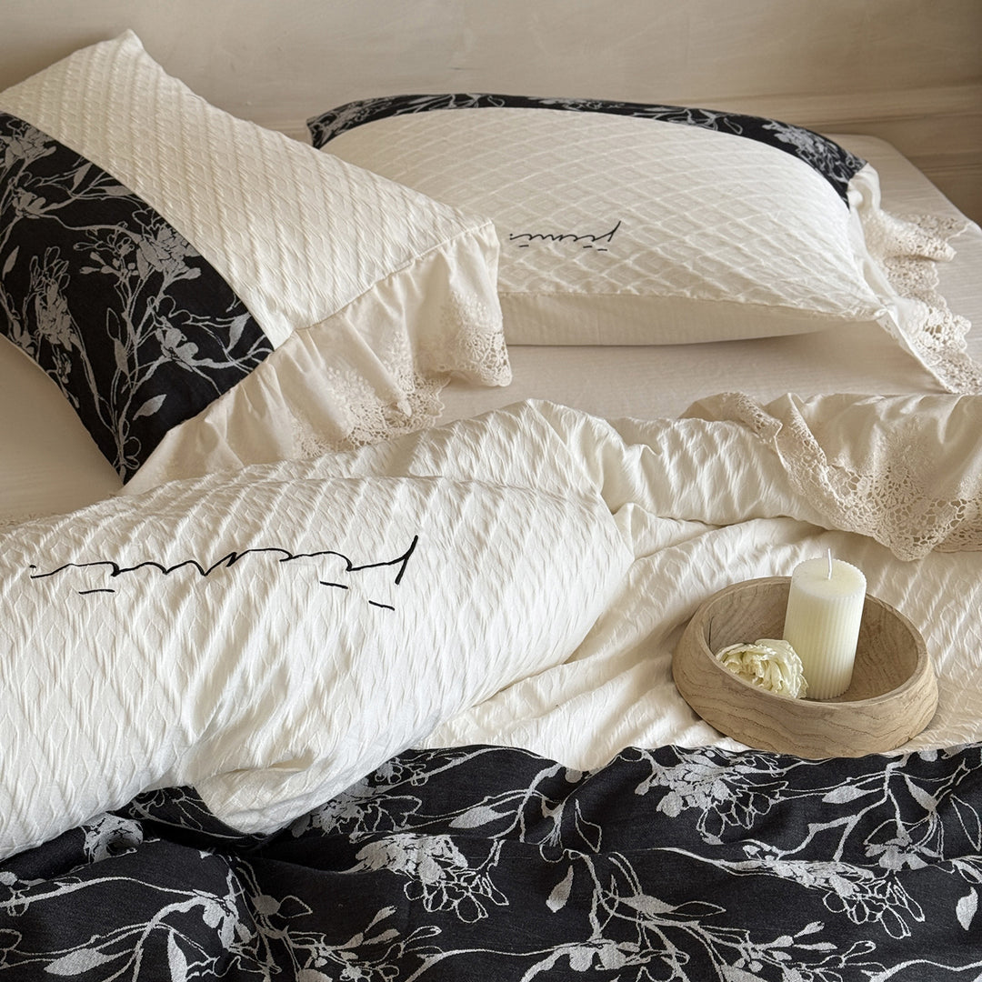 Spitzenbesatz gestepptes Baumwoll-Bettwäsche-Set mit kontrastierendem Blumenpanel