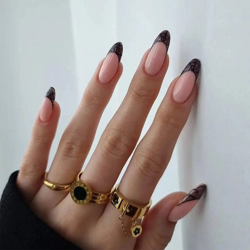 Kunstvolle Nagelspitzen mit elegantem Spinnennetz-Muster Karnz