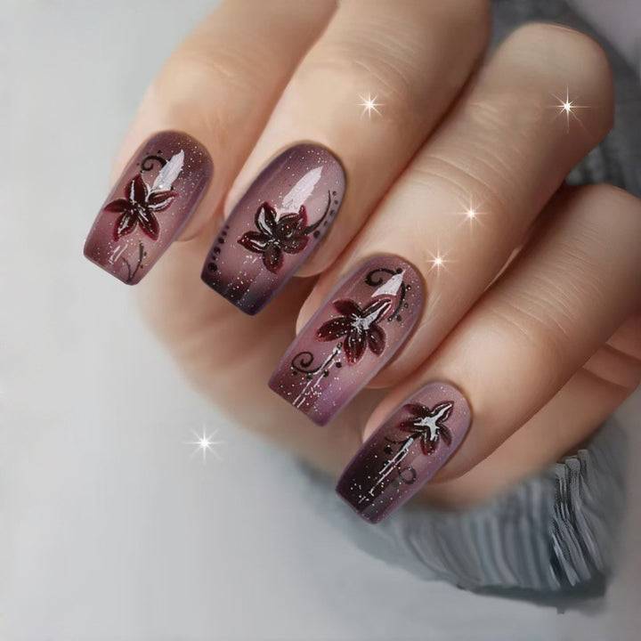 Kunstnägel mit floralen Akzenten Karnz