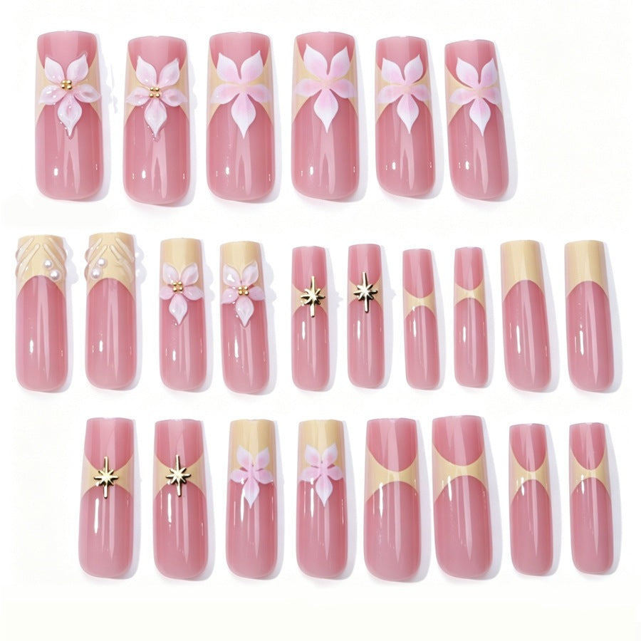 Kunstnagelset mit zarten Blüten- und Glitzerelementen Karnz