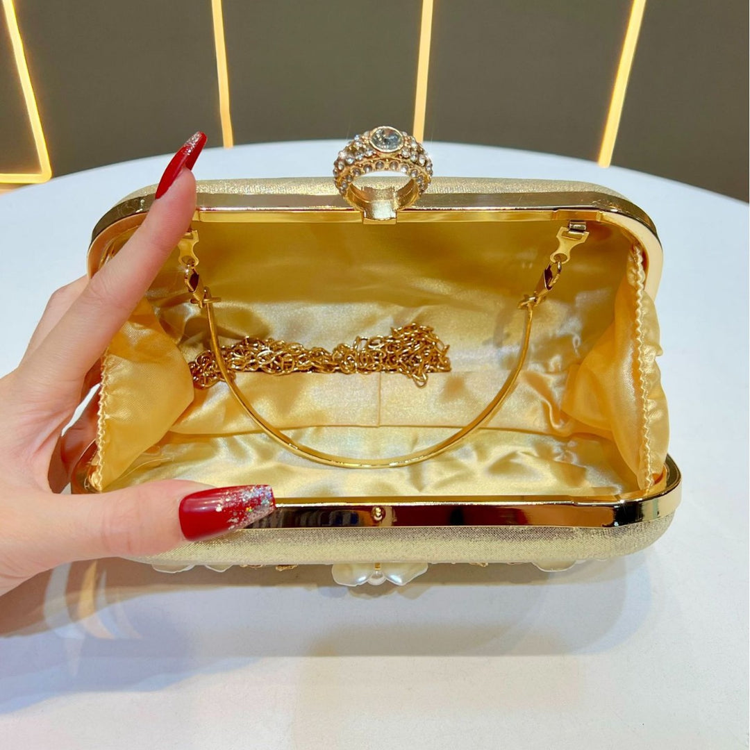 Elegante perlenverzierte Abendtasche