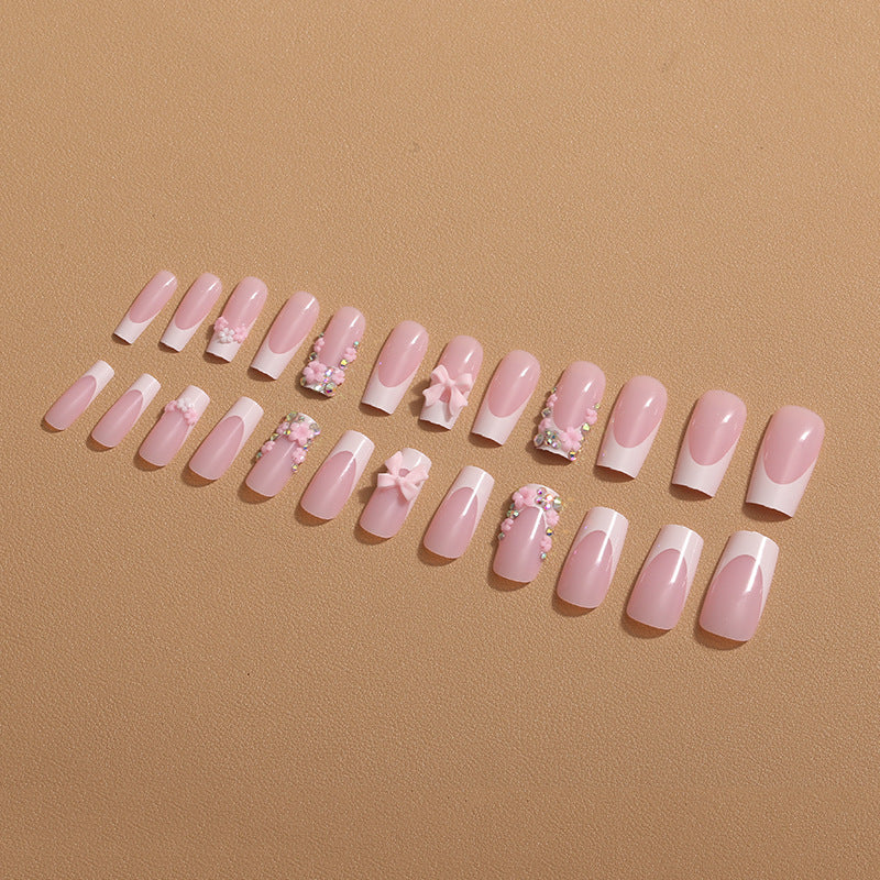 Kunstnagelset mit floralen 3D-Akzenten und Glitzerverzierungen Karnz
