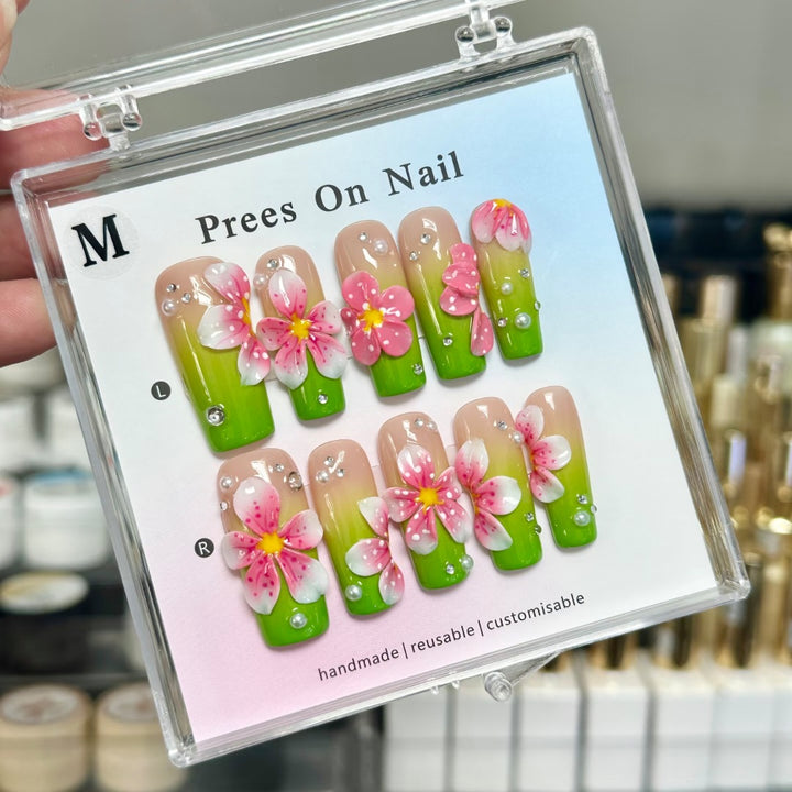 Handgemachtes Press-On Nagelkunst-Set mit Blumenmotiven
