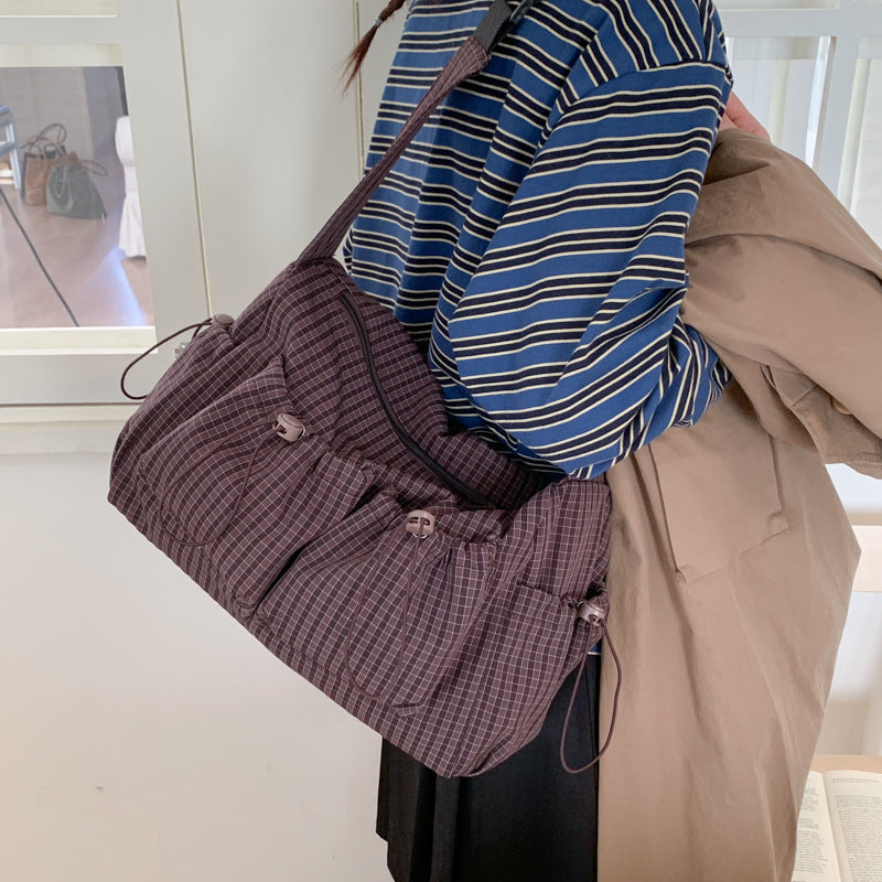 Lässige karierte Schultertasche