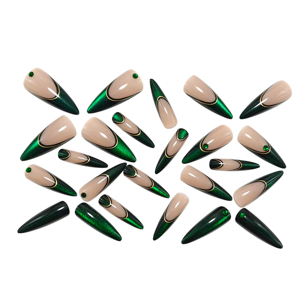 Elegante Kunstnägel mit Glitzer- und Metallverzierungen Karnz
